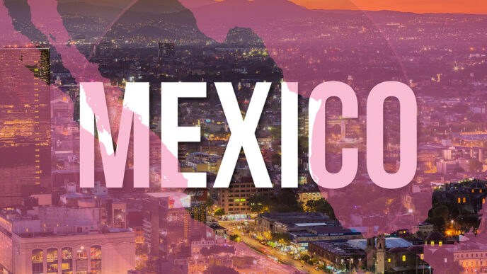 Ciudad de México, sede de Inmobiliare Summits. Vista nocturna de la ciudad con el mapa de México superpuesto. Conferencia de real estate.