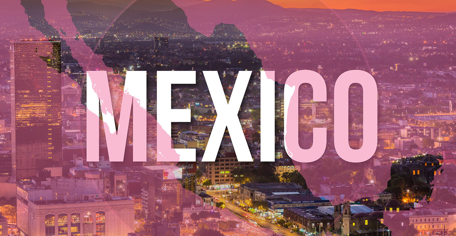 Ciudad de México, sede de Inmobiliare Summits. Vista nocturna de la ciudad con el mapa de México superpuesto. Conferencia de real estate.