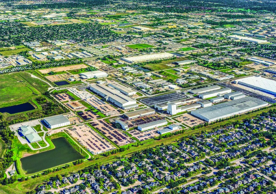 Vista aérea de la inversión de Brennan Investment Group en el mercado industrial. Naves, almacenes y zonas de carga en un parque empresarial moderno.