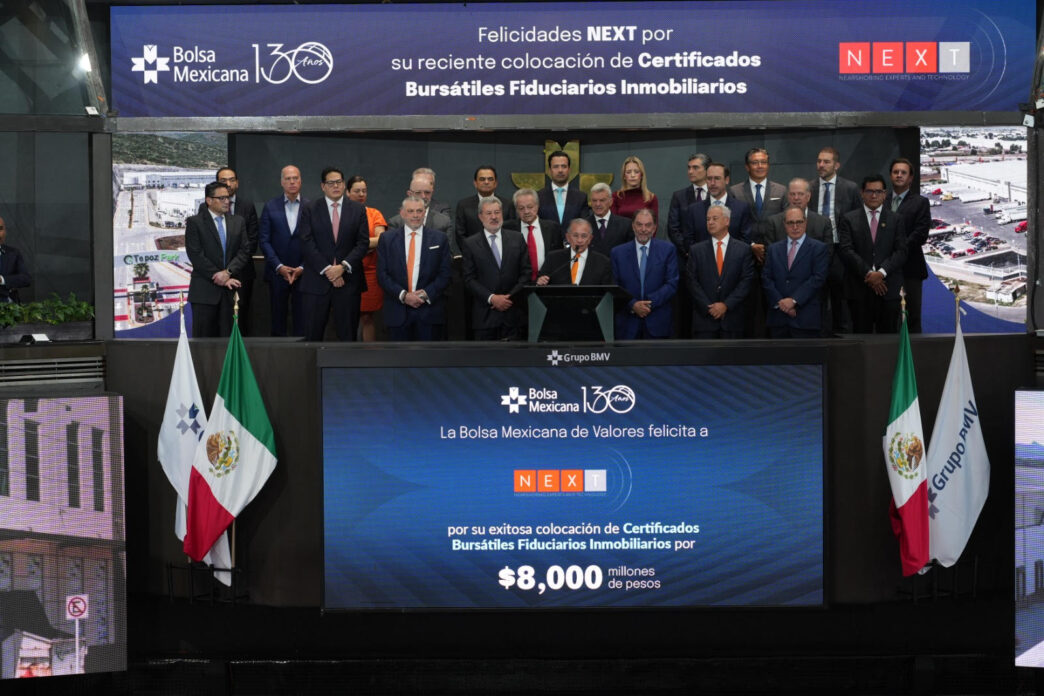 venue/architecture
Alt text: Grupo de personas en evento de Fibra Inn en la Bolsa Mexicana de Valores, celebrando el sector inmobiliario en México.