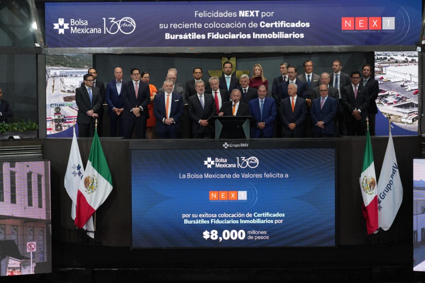 venue/architecture
Alt text: Grupo de personas en evento de Fibra Inn en la Bolsa Mexicana de Valores, celebrando el sector inmobiliario en México.