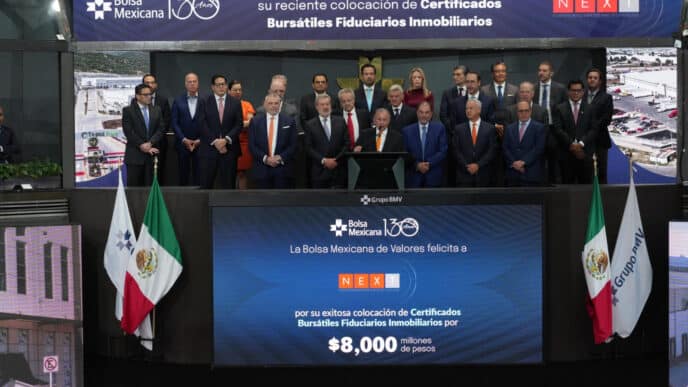 venue/architecture
Alt text: Grupo de personas en evento de Fibra Inn en la Bolsa Mexicana de Valores, celebrando el sector inmobiliario en México.