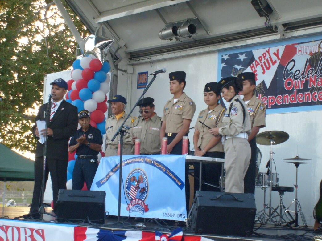 Classification: on-stage panel
Alt text: Orador en escenario durante evento en México. Panelistas y público presentes. Celebración Inmobiliare Summits, real estate, conferencia.
