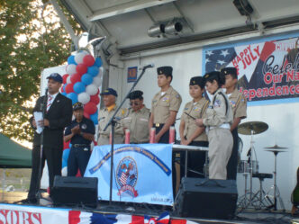 Classification: on-stage panel
Alt text: Orador en escenario durante evento en México. Panelistas y público presentes. Celebración Inmobiliare Summits, real estate, conferencia.