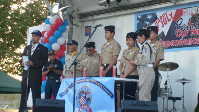 Classification: on-stage panel
Alt text: Orador en escenario durante evento en México. Panelistas y público presentes. Celebración Inmobiliare Summits, real estate, conferencia.