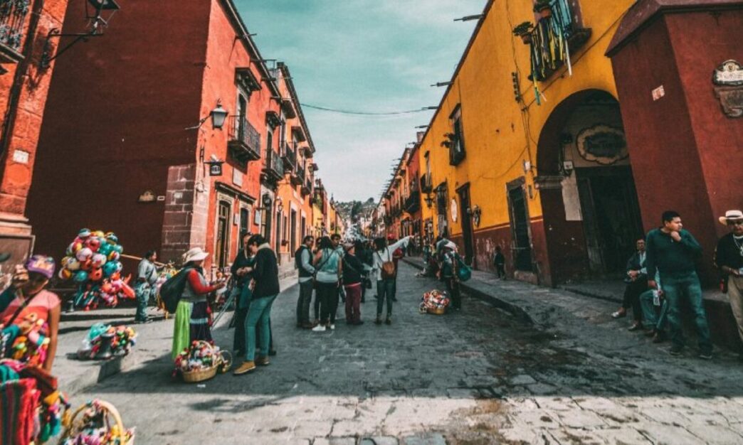 Calle pintoresca en México, posible sede de Inmobiliare Summits. Arquitectura colonial y ambiente urbano vibrante en la ciudad.