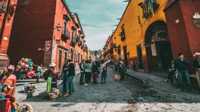 Calle pintoresca en México, posible sede de Inmobiliare Summits. Arquitectura colonial y ambiente urbano vibrante en la ciudad.