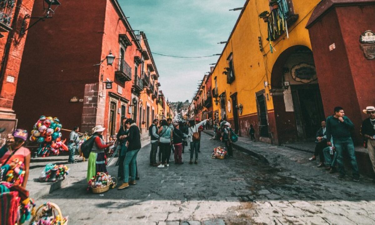 Calle pintoresca en México, posible sede de Inmobiliare Summits. Arquitectura colonial y ambiente urbano vibrante en la ciudad.