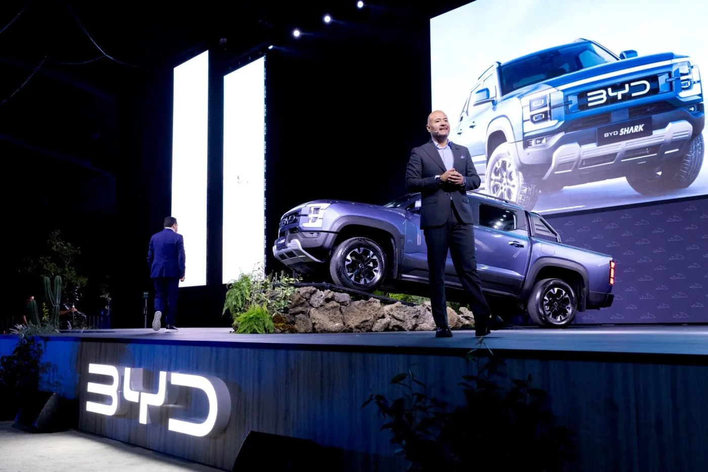 Presentación de BYD Shark, la nueva pickup automotriz en México. Hombre en traje presenta el vehículo. BYD construirá planta para 10 mil trabajadores.