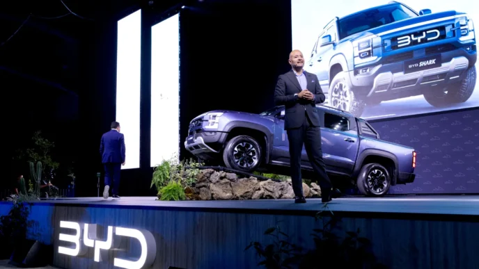 Presentación de BYD Shark, la nueva pickup automotriz en México. Hombre en traje presenta el vehículo. BYD construirá planta para 10 mil trabajadores.
