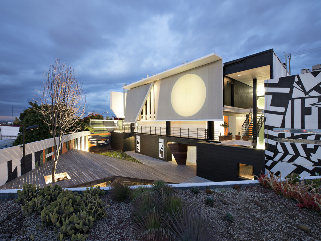 venue/architecture
Arquitectura vanguardista en Inmobiliare Summits, sede de eventos de real estate en México. Diseño moderno y creativo.