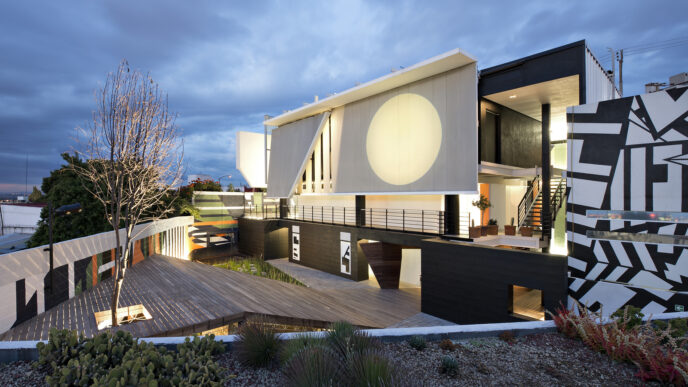 venue/architecture
Arquitectura vanguardista en Inmobiliare Summits, sede de eventos de real estate en México. Diseño moderno y creativo.