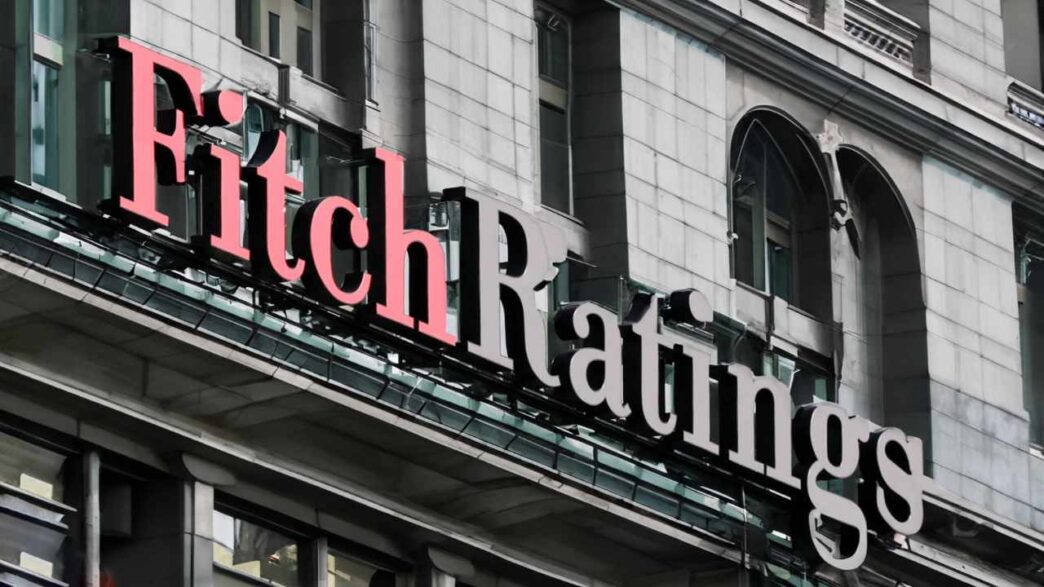 Sede de Fitch Ratings, patrocinador de Inmobiliare Summits. Edificio corporativo en ciudad. Sector inmobiliario presente en la conferencia.