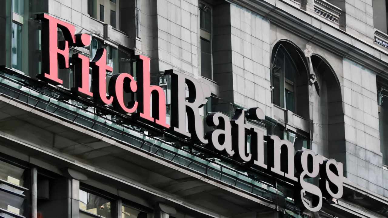 Sede de Fitch Ratings, patrocinador de Inmobiliare Summits. Edificio corporativo en ciudad. Sector inmobiliario presente en la conferencia.