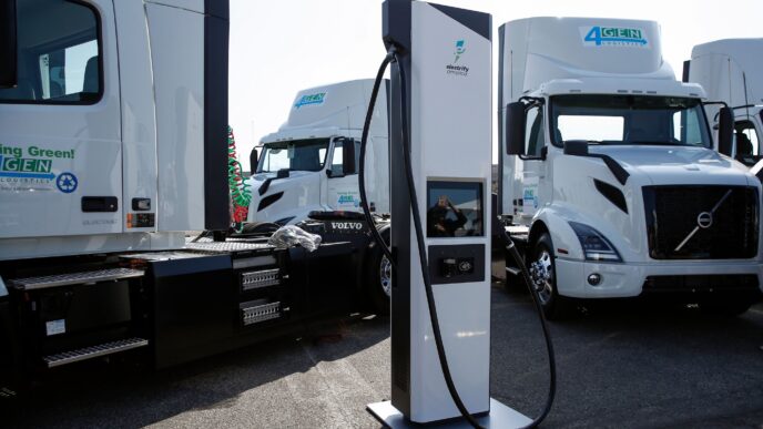Camiones eléctricos de California en estación de carga Electrify America. Liderazgo en transporte sostenible y cero emisiones. Volvo Trucks 4GEN.