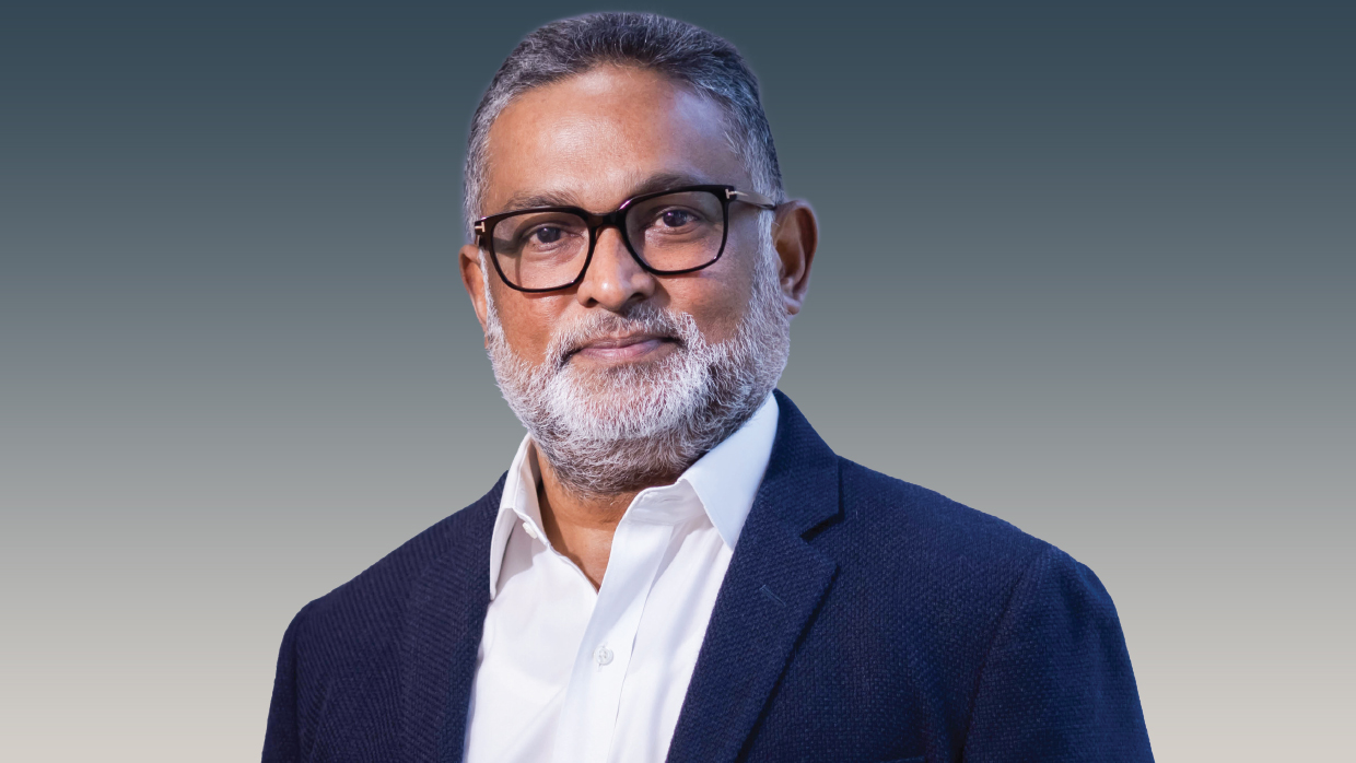 Retrato profesional de un líder de Colliers, reflejando el cambio en el mercado inmobiliario con su imagen de experiencia y visión estratégica.