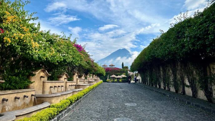 venue/architecture
Paisaje urbano en Antigua, Guatemala, posible sede de Inmobiliare Summits LATAM. Arquitectura colonial y volcán de Agua.