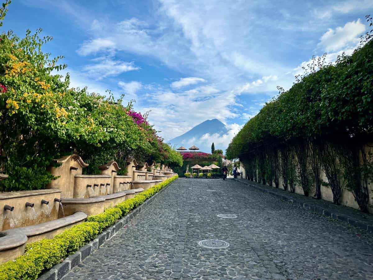 venue/architecture
Paisaje urbano en Antigua, Guatemala, posible sede de Inmobiliare Summits LATAM. Arquitectura colonial y volcán de Agua.