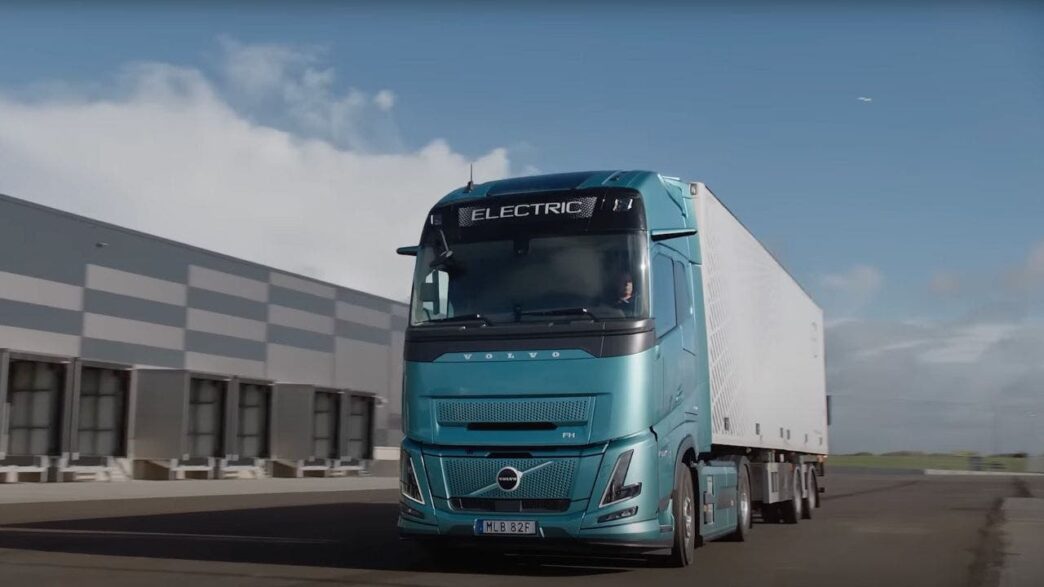 Camión eléctrico Volvo circulando, un transporte sostenible para el Real Estate. Diseño moderno y ecológico. Contribuye a un futuro más limpio.