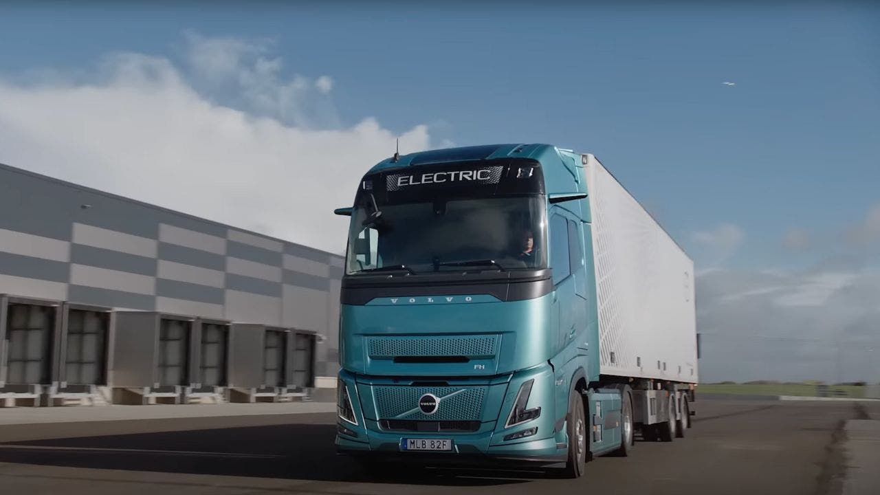 Camión eléctrico Volvo circulando, un transporte sostenible para el Real Estate. Diseño moderno y ecológico. Contribuye a un futuro más limpio.