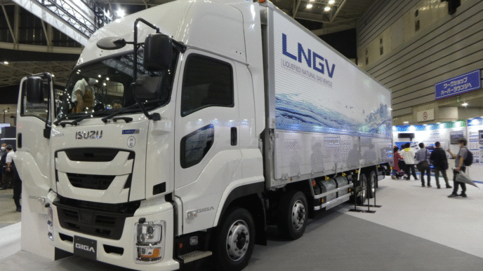 Camión Isuzu GIGA impulsado por combustibles alternativos (GNL). Innovación en transporte sostenible. Diseño moderno y eficiente. Isuzu GIGA: futuro en camiones.