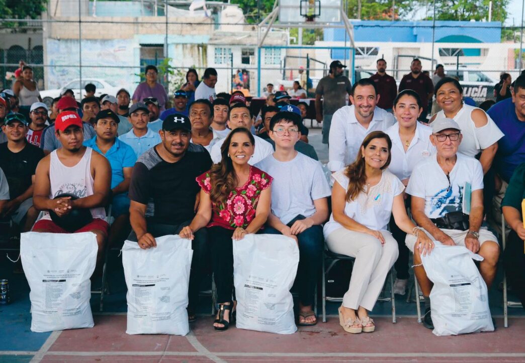 Venue/Architecture

Grupo de personas posan con sacos en evento comunitario. Iniciativa social en México, posiblemente en Cancún.
