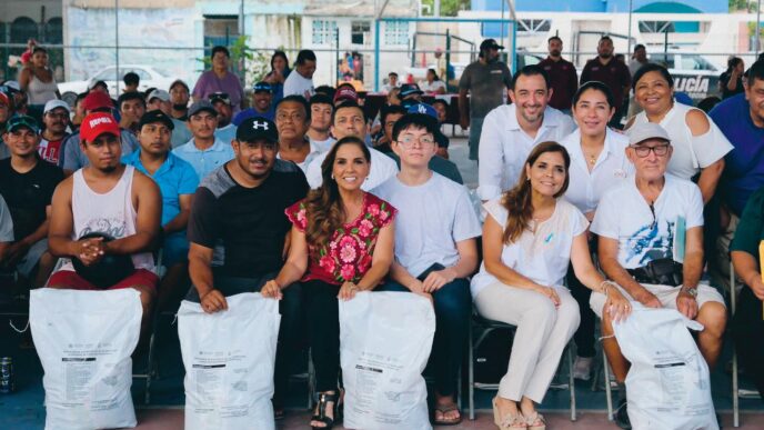 Venue/Architecture

Grupo de personas posan con sacos en evento comunitario. Iniciativa social en México, posiblemente en Cancún.