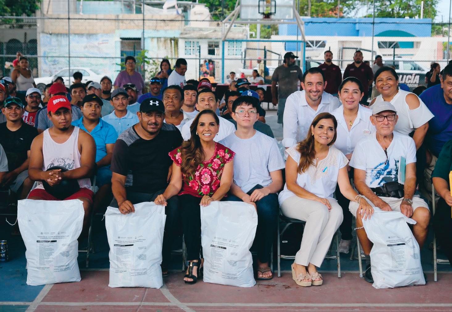 Venue/Architecture

Grupo de personas posan con sacos en evento comunitario. Iniciativa social en México, posiblemente en Cancún.