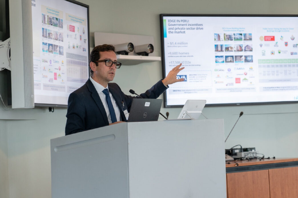 speaker/headshot

Ponente en Inmobiliare Summits, conferencia de real estate, presenta datos en pantalla. Evento en México, LATAM.