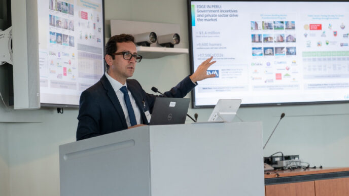 speaker/headshot

Ponente en Inmobiliare Summits, conferencia de real estate, presenta datos en pantalla. Evento en México, LATAM.