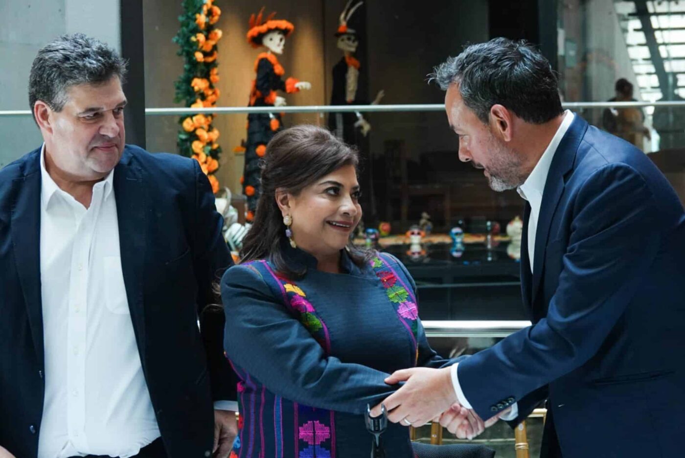 Speakers/headshot.

Reunión en Inmobiliare Summits, México. Dos personas se dan la mano, sonrientes. Evento de real estate en LATAM.