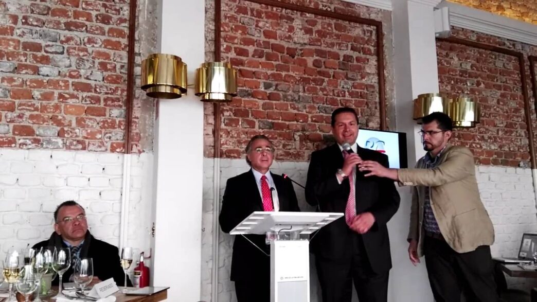 on-stage panel
Panelistas en Inmobiliare Summits, conferencia de real estate en México. Presentación sobre vivienda en Puebla. Autoridades y Canadevi.