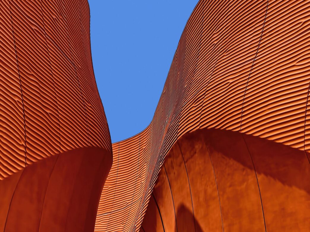 Venue/architecture.
Arquitectura moderna del recinto sede de Inmobiliare Summits, conferencia de real estate en México. Diseño vanguardista y cielo azul.