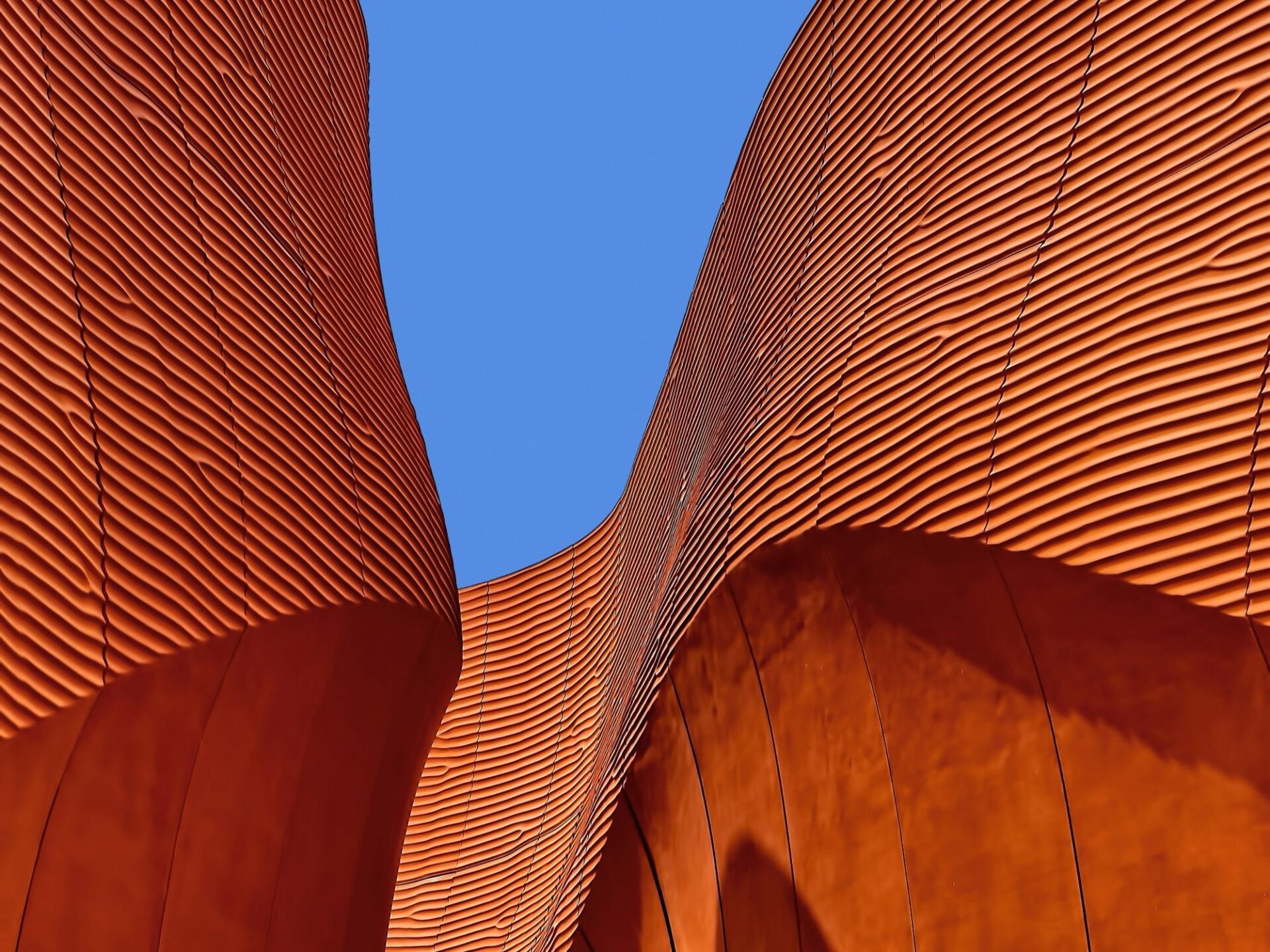 Venue/architecture.
Arquitectura moderna del recinto sede de Inmobiliare Summits, conferencia de real estate en México. Diseño vanguardista y cielo azul.