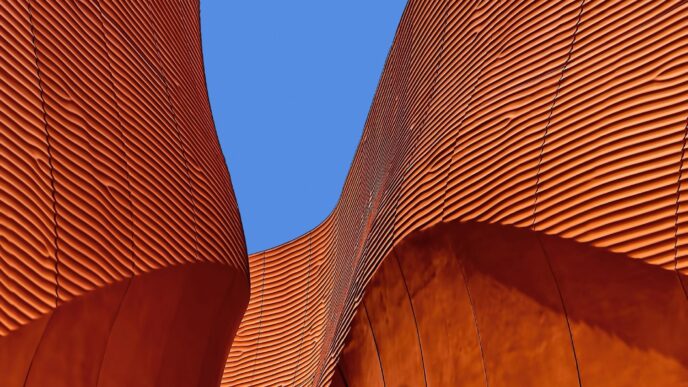 Venue/architecture.
Arquitectura moderna del recinto sede de Inmobiliare Summits, conferencia de real estate en México. Diseño vanguardista y cielo azul.