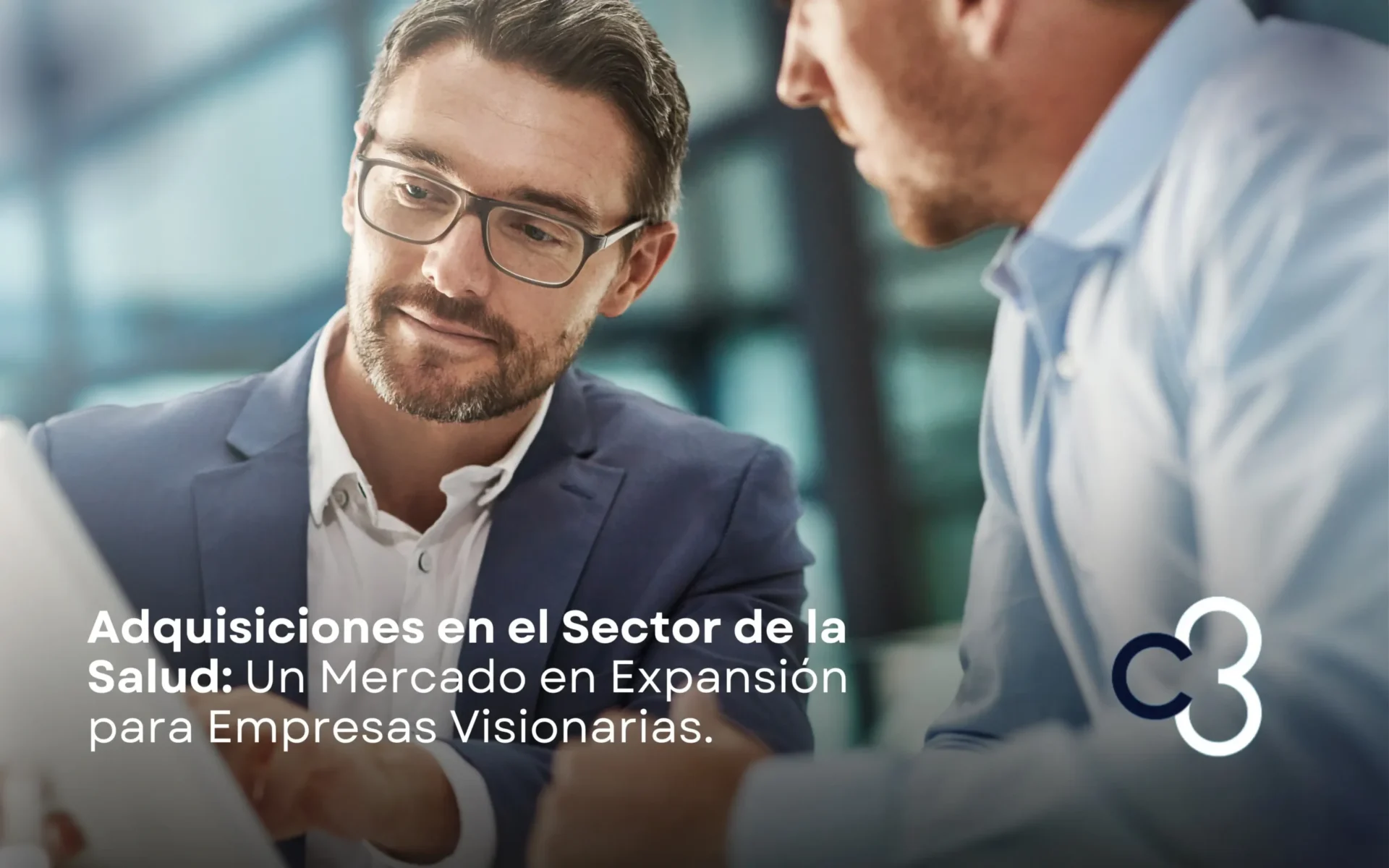 speakers/headshot
Dos hombres discuten en Inmobiliare Summits, evento de real estate. Expertos en conferencia LATAM analizan datos en México.