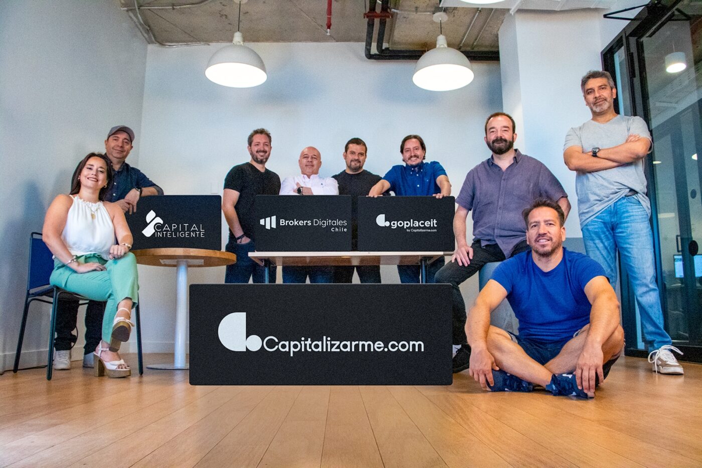 Sponsors/branding.

Grupo posa con logos de Capitalizarme, Brokers Digitales y GoPlaceIt. Expansión conjunta en Inmobiliare Summits, evento de real estate en LATAM.