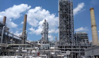 Instalación de captura de carbono en un complejo industrial. Tuberías y torres reflejan la transformación energética del real estate.