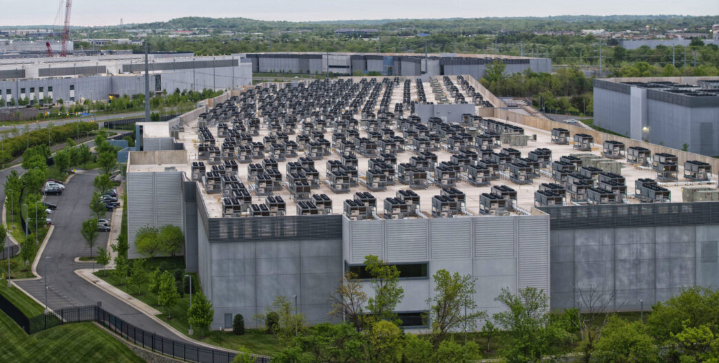 venue/architecture

Vista aérea de un centro de datos con múltiples unidades de refrigeración en la azotea. Arquitectura moderna y funcional.