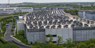 venue/architecture

Vista aérea de un centro de datos con múltiples unidades de refrigeración en la azotea. Arquitectura moderna y funcional.