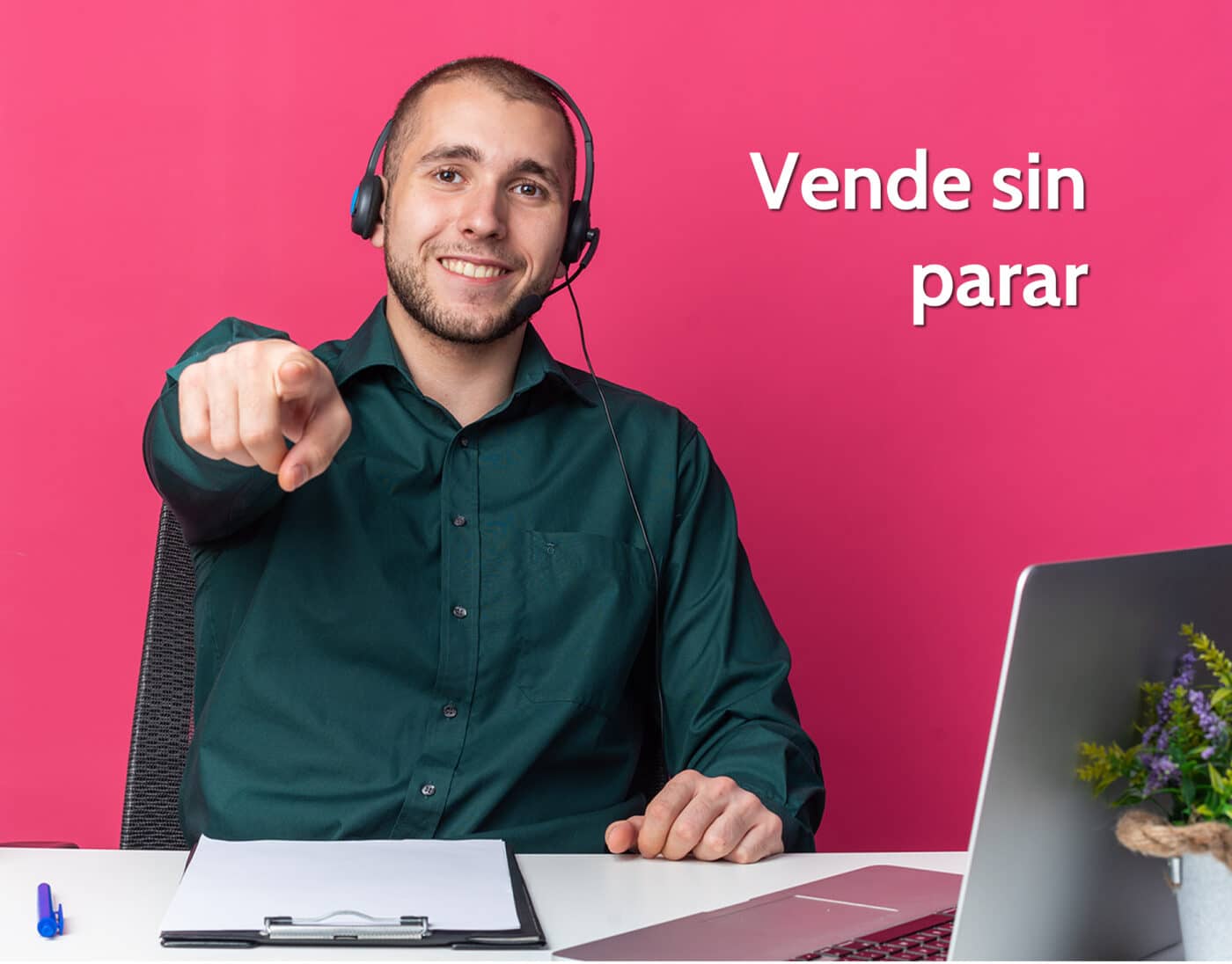 Headshot de un agente con audífonos sonriendo y señalando a la cámara. Texto: Vende sin parar. Inmobiliare Summits.