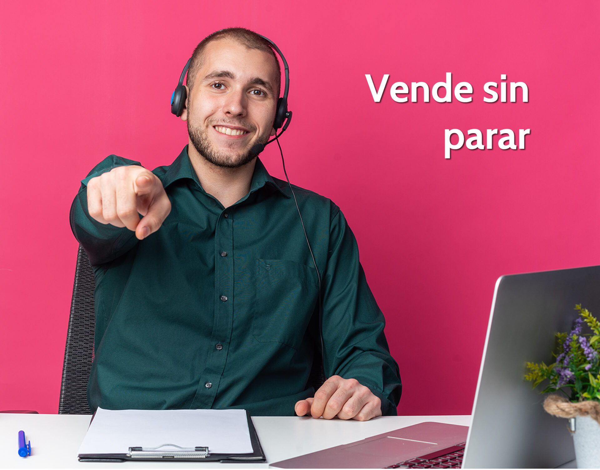 Headshot de un agente con audífonos sonriendo y señalando a la cámara. Texto: Vende sin parar. Inmobiliare Summits.
