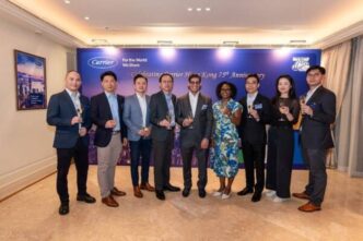 Grupo celebrando el 75 aniversario de Carrier Hong Kong, innovación en soluciones climáticas y energéticas. Brindis y ambiente festivo.