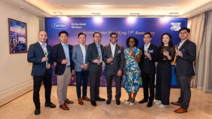 Grupo celebrando el 75 aniversario de Carrier Hong Kong, innovación en soluciones climáticas y energéticas. Brindis y ambiente festivo.
