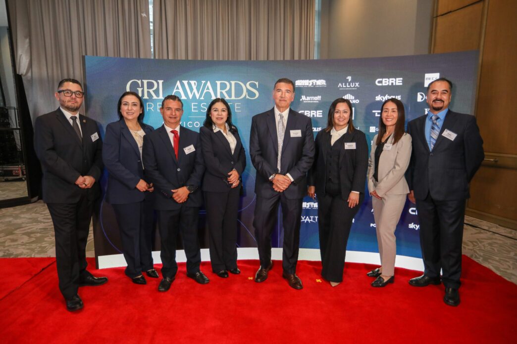 Sponsors/branding.
Grupo de personas en Inmobiliare Summits, evento de real estate en México. Panel de patrocinadores GRI Awards con logos de CBRE y otros sponsors.