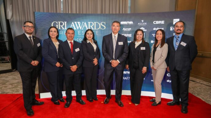 Sponsors/branding.
Grupo de personas en Inmobiliare Summits, evento de real estate en México. Panel de patrocinadores GRI Awards con logos de CBRE y otros sponsors.