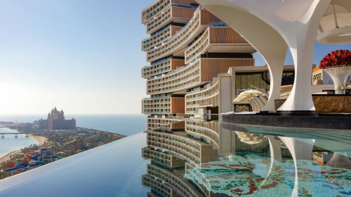 Vista aerea del lujoso Hotel Caribe Hilton, con piscina infinita y arquitectura moderna. CBRE y JLL buscan comprador para este emblemático hotel.