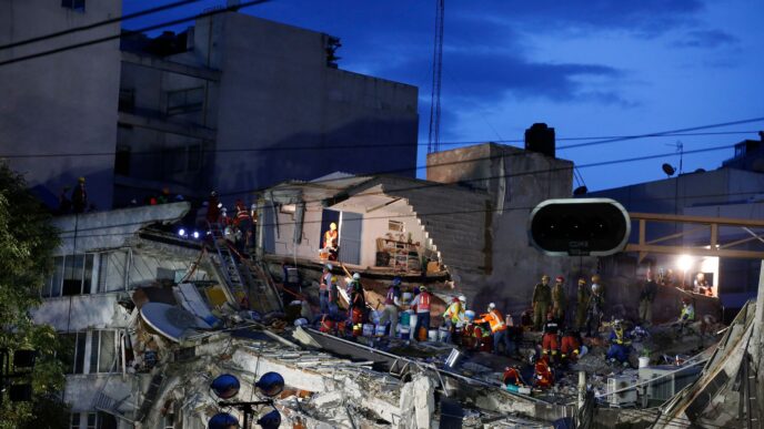 city/destination
Equipos de rescate trabajan entre escombros en CDMX. Impacto en inmuebles tras sismo. México, ciudad resiliente.