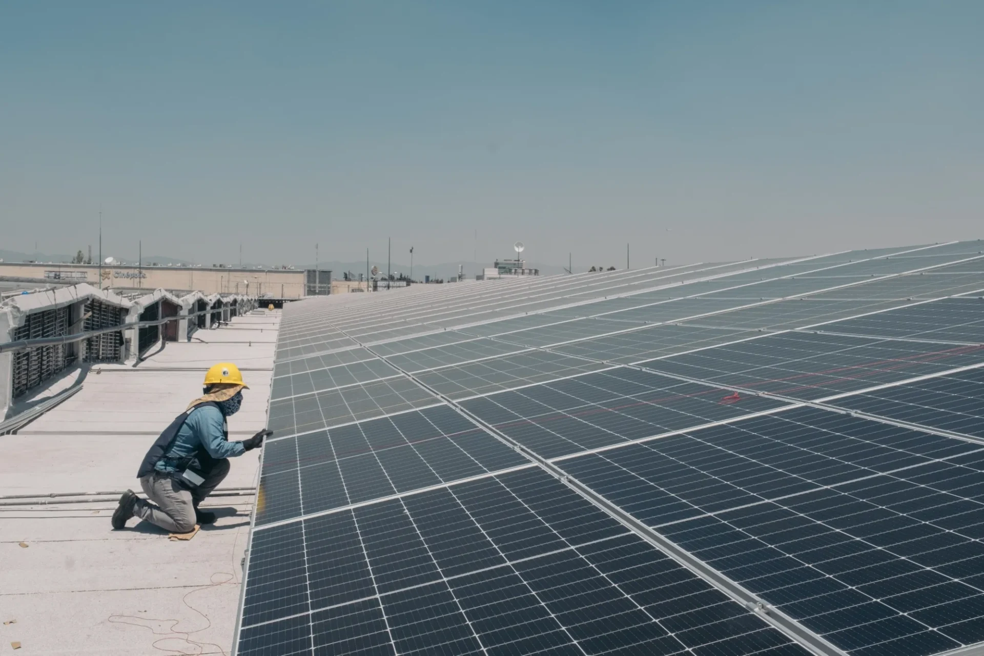 Venue/architecture.

Instalación de paneles solares en CDMX. Energía renovable para la Central de Abastos. Proyecto sostenible en la ciudad de México.