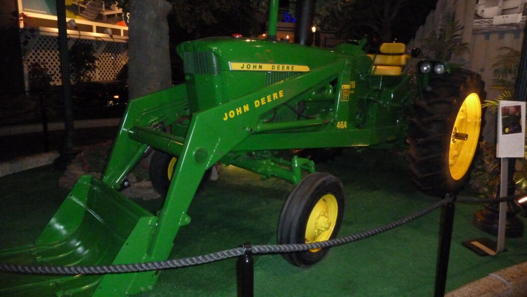 Venue/Architecture.

Exhibición de tractor John Deere en Inmobiliare Summits, evento de real estate en México. Diseño y tecnología agrícola en la conferencia LATAM.